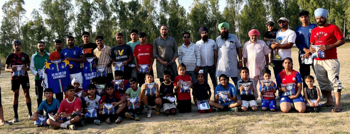 वेलफेयर क्लब चंदेली ने गांव के 50 खिलाड़ियों को वर्दी वितरित की।